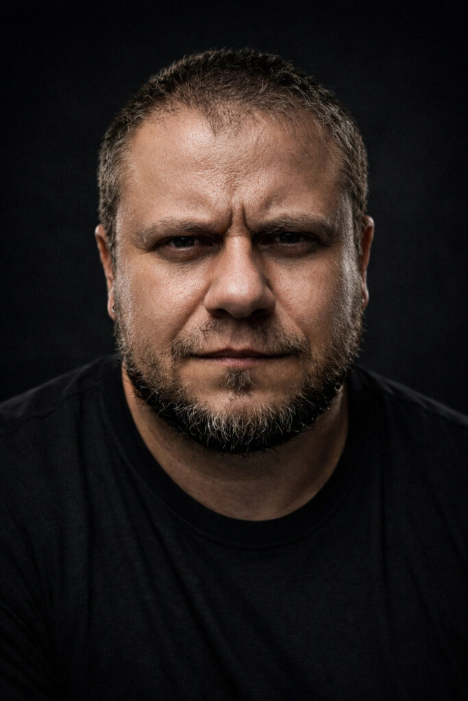 Portret mężczyzny ubranego na czarno