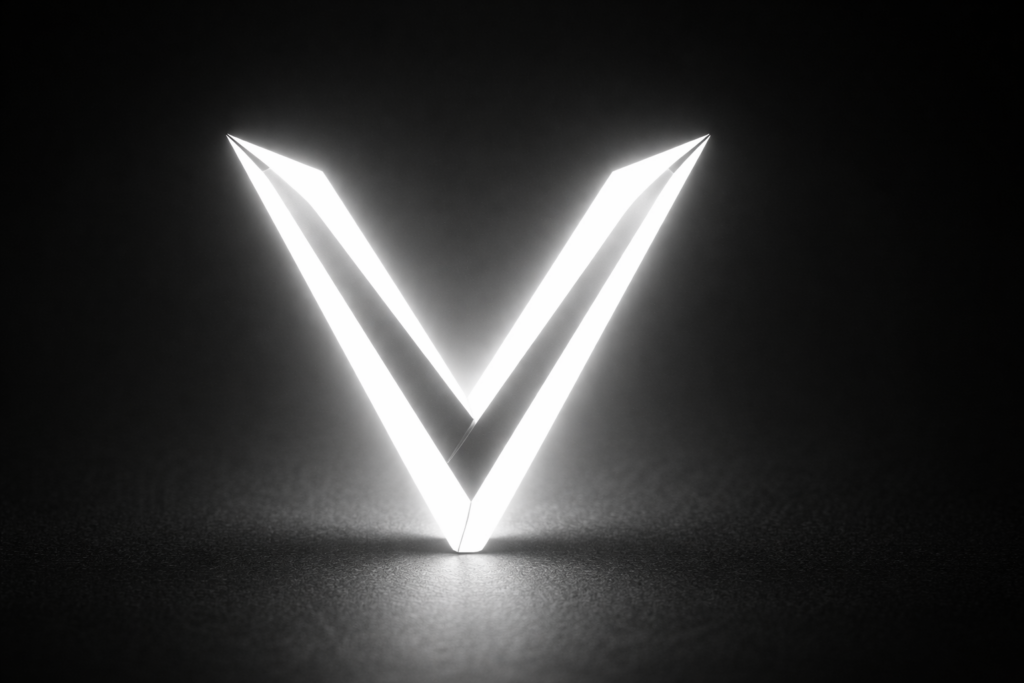 Minimalistyczna, świecąca rzeźba w kształcie litery „V” emitująca białe światło na matowym czarnym tle.